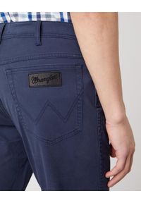 Wrangler - WRANGLER TEXAS SLIM MĘSKIE SPODNIE MATERIAŁOWE NAVY W12SWA114 112126532. Materiał: materiał