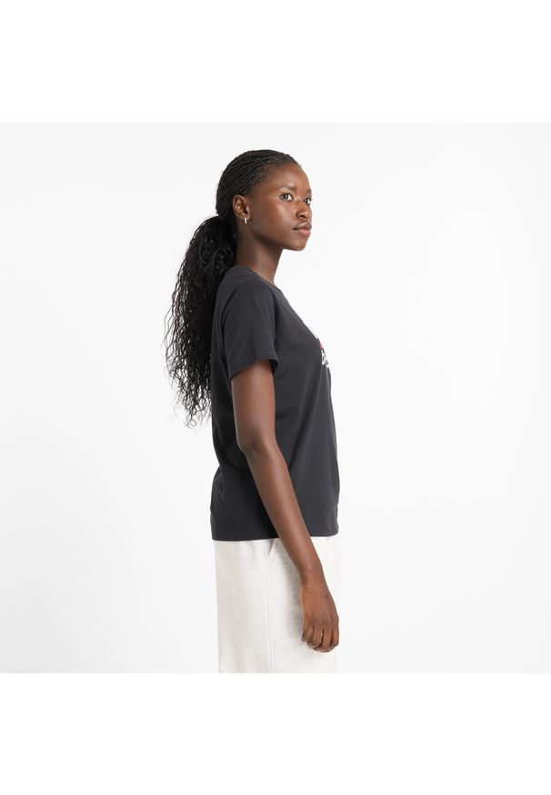 Koszulka damska New Balance WT51540BK – czarna. Kolor: czarny. Materiał: bawełna, materiał. Wzór: napisy