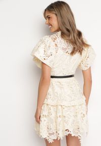 Born2be - Jasnobeżowa Koronkowa Sukienka Koszulowa Mini z Paskiem Nilira. Kolor: beżowy. Materiał: koronka. Typ sukienki: koszulowe. Długość: mini #7