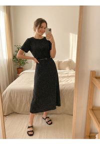 Sinsay - Wiskozowa sukienka midi z paskiem w groszki - wielobarwny. Materiał: wiskoza. Wzór: grochy. Długość: midi #1