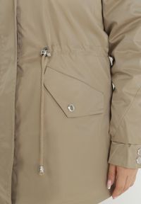 Born2be - Beżowa Kurtka Parka Nylonowa Deseyi. Okazja: na spacer. Kolekcja: plus size. Kolor: beżowy. Materiał: nylon. Sezon: zima. Styl: klasyczny, elegancki #3