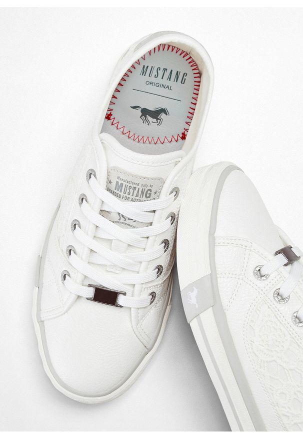 bonprix - Sneakersy z koronką marki Mustang. Kolor: biały. Materiał: koronka. Wzór: koronka