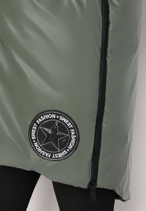 Born2be - Zielona Kamizelka Długa z Kapturem Ozdobiona Naszywką Zapinana na Napy Nevettea. Okazja: na co dzień. Typ kołnierza: kaptur. Kolor: zielony. Długość: długie. Wzór: aplikacja. Styl: casual, elegancki