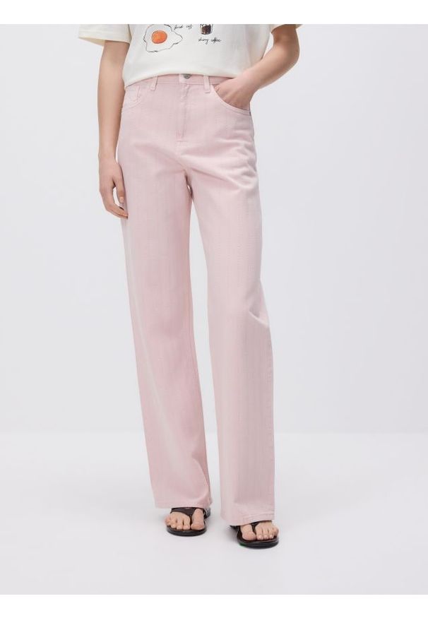 Reserved - Jeansy wide leg w prążek - różowy. Kolor: różowy. Wzór: prążki