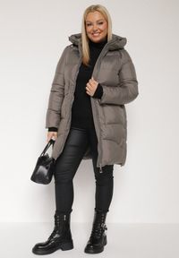 Born2be - Szara Długa Pikowana Kurtka z Nieodpinanym Kapturem Mevessia. Okazja: na co dzień. Kolor: szary. Materiał: jeans. Długość: długie. Styl: elegancki, casual, klasyczny #3