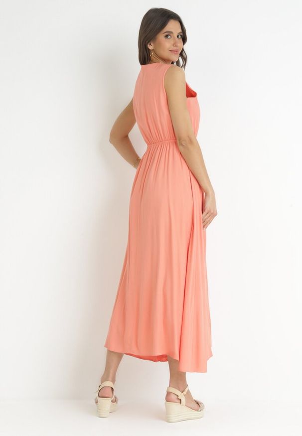 Born2be - Pomarańczowa Wiskozowa Sukienka Maxi z Gumką w Pasie i Ozdobnym Dekoltem Nashira. Kolor: pomarańczowy. Materiał: wiskoza. Sezon: wiosna, lato. Długość: maxi