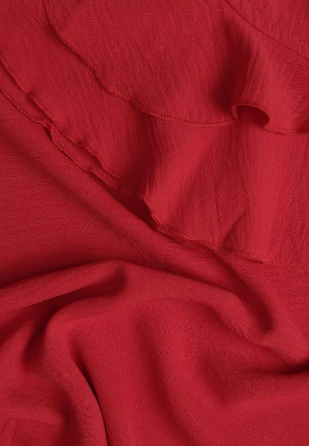 Renee - Czerwona Rozkloszowana Sukienka z Falbankami przy Rękawach Wiązana w Talii Paskiem Rissada. Okazja: na imprezę. Typ kołnierza: kołnierz z falbankami. Kolor: czerwony. Typ sukienki: rozkloszowane