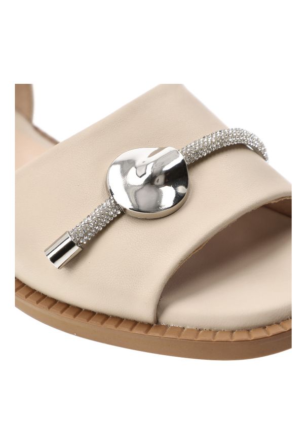 Sandały damskie Artiker, cholewka ze skóry naturalnej licowej pasek wokół kostki z regulacją na klamrę, beżowe, 58C1605. Zapięcie: klamry. Kolor: beżowy. Materiał: skóra