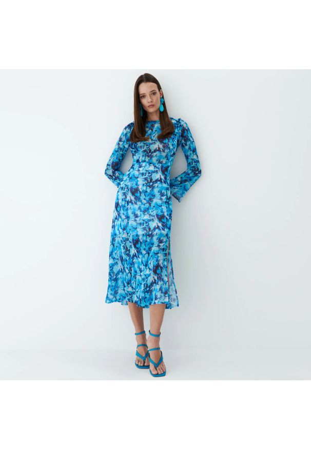 Mohito - Niebieska sukienka midi z falbanami - Wielobarwny. Kolor: niebieski. Długość: midi