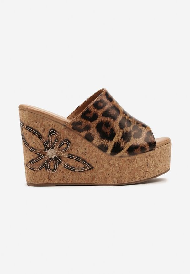 Renee - Panterkowe Klapki na Koturnie z Ozdobnym Kwiatem Rinovera. Okazja: na co dzień. Materiał: jeans. Wzór: kwiaty. Sezon: lato. Obcas: na koturnie. Styl: casual, elegancki