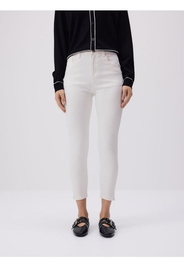 Reserved - Jeansy slim push up - biały. Stan: podwyższony. Kolor: biały