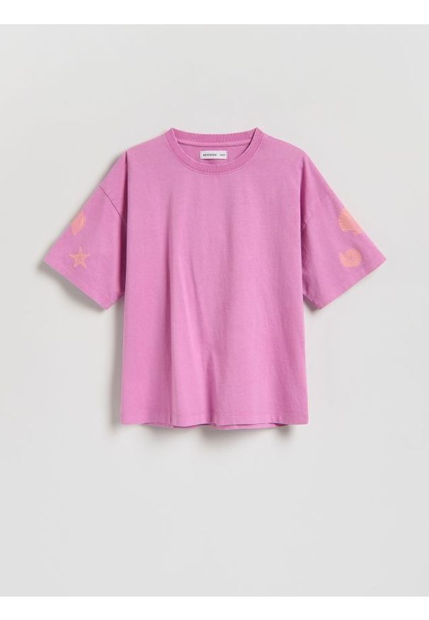 Reserved - Luźny t-shirt z nadrukiem - lawendowy. Kolor: fioletowy. Materiał: bawełna. Wzór: nadruk