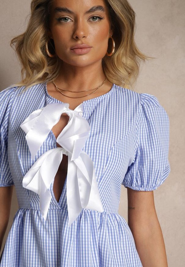 Renee - Jasnoniebieska Retro Sukienka w Kratkę Vichy o Rozkloszowanym Kroju z Wiązaniem Temarea. Okazja: na co dzień. Kolor: niebieski. Materiał: jeans. Wzór: kratka. Typ sukienki: rozkloszowane. Styl: retro