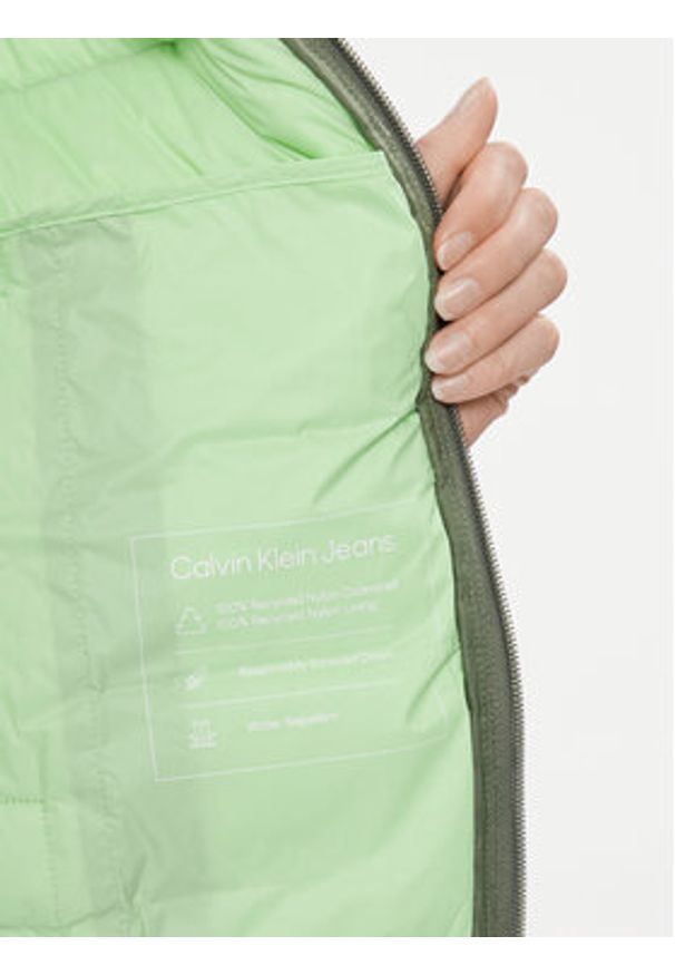 Calvin Klein Jeans Kurtka puchowa J20J222585 Zielony Regular Fit. Kolor: zielony. Materiał: syntetyk