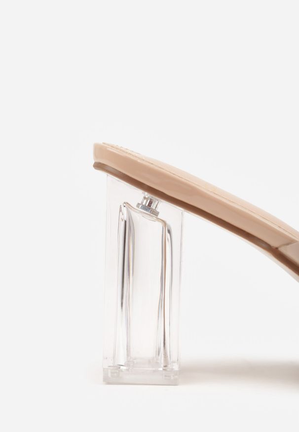 Born2be - Beżowe Transparentne Klapki na Słupku Eomhi. Okazja: na co dzień, na ślub cywilny, na wesele, na imprezę. Kolor: beżowy. Materiał: satyna, len. Obcas: na słupku. Styl: casual, elegancki, klasyczny