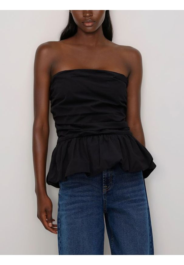 Reserved - Top z baskinką - czarny. Kolor: czarny. Materiał: bawełna, tkanina