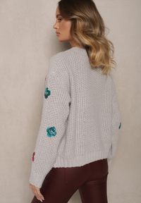 Renee - Jasnoszary Sweter z Wiskozą Zdobiony Cekinowymi Aplikacjami z Kwiatami Edalora. Okazja: na co dzień. Kolor: szary. Materiał: wiskoza. Długość rękawa: długi rękaw. Długość: długie. Wzór: aplikacja, kwiaty. Styl: klasyczny, elegancki, casual #5