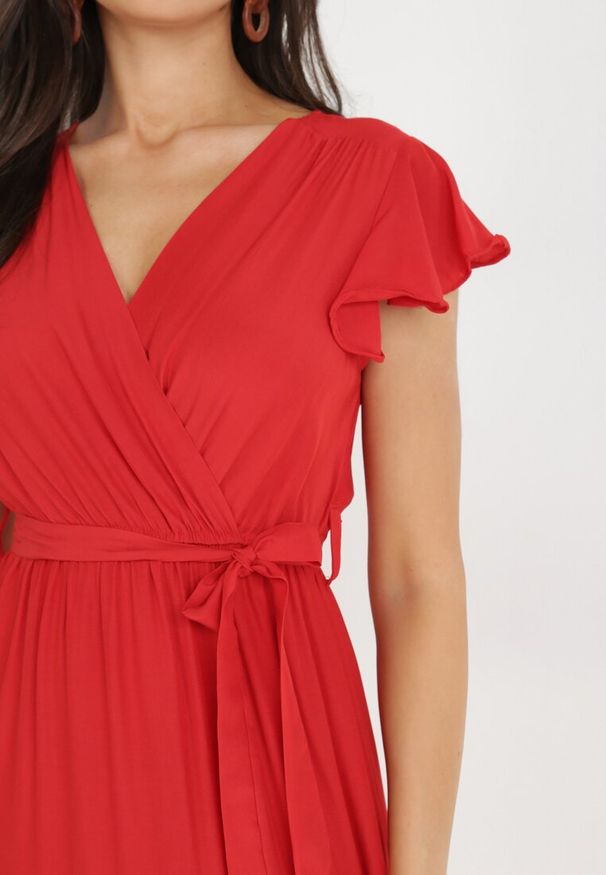 Born2be - Czerwona Sukienka Cephemus. Kolor: czerwony. Materiał: materiał. Wzór: jednolity, gładki. Sezon: lato. Typ sukienki: rozkloszowane, kopertowe. Styl: wakacyjny. Długość: maxi