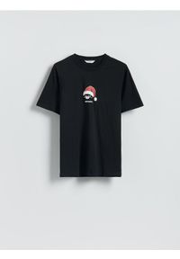 Reserved - T-shirt regular ze świątecznym nadrukiem - czarny. Kolor: czarny. Materiał: dzianina, bawełna. Wzór: nadruk. Styl: wizytowy #1