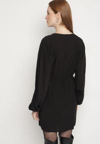 Born2be - Czarna Wiskozowa Sukienka Kopertowa z Wiązaniem i Bufiastymi Rękawami Onevia. Okazja: na co dzień. Kolor: czarny. Materiał: wiskoza. Typ sukienki: kopertowe. Styl: casual, klasyczny #5
