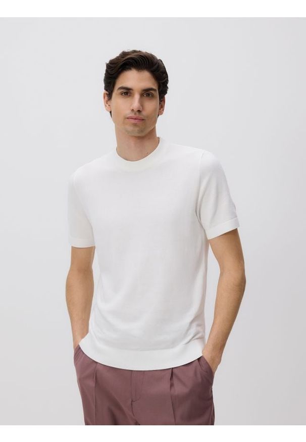 Reserved - Sweter z krótkim rękawem - złamana biel. Materiał: bawełna. Długość rękawa: krótki rękaw. Długość: krótkie