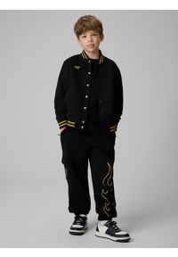 4f - 4F Spodnie dresowe joggery dziecięce 4F x Bartosz Zmarzlik - czarne 134/140 (8-10 lat). Okazja: na co dzień. Kolor: czarny. Materiał: dresówka. Wzór: nadruk. Sezon: lato. Styl: młodzieżowy, casual, klasyczny, sportowy #1