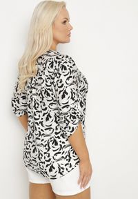 Born2be - Biała Koszula z Wiskozą w Abstrakcyjny Wzór Clarivana. Okazja: na co dzień. Typ kołnierza: dekolt w serek. Kolekcja: plus size. Kolor: biały. Materiał: wiskoza. Długość rękawa: długi rękaw. Długość: długie. Styl: klasyczny, casual, elegancki #3