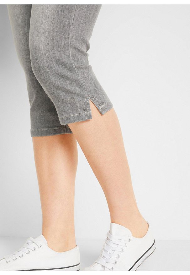 bonprix - Komfortowe dżinsy rybaczki ze stretchem (2 szt.). Okazja: na co dzień. Kolor: szary. Styl: casual