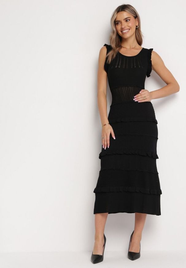 Born2be - Czarna Sweterkowa Sukienka Midi z Falbankami Gadise. Typ kołnierza: kołnierz z falbankami. Kolor: czarny. Wzór: aplikacja. Długość: midi