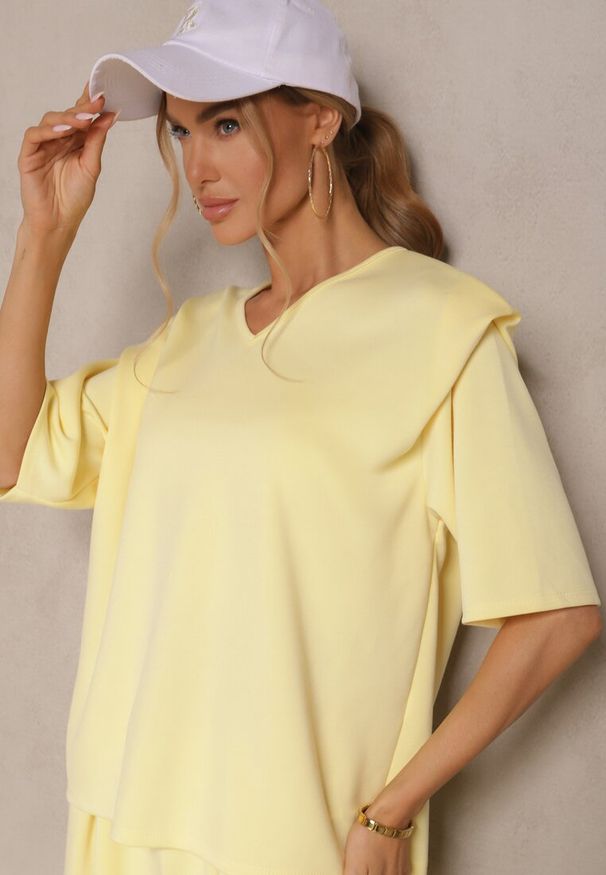 Renee - Żółty Komplet z Wiskozą T-shirt z Dekoltem w Serek i Spodnie o Szerokim Kroju Zevline. Kolor: żółty. Materiał: wiskoza