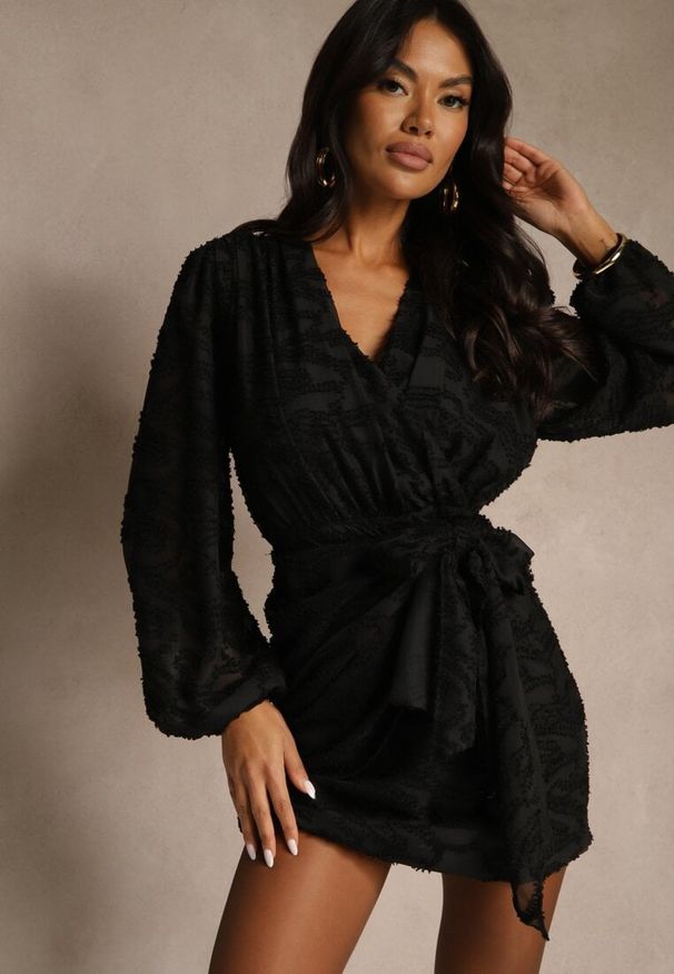 Renee - Czarna Sukienka z Tkaniny Plumeti o Kopertowym Fasonie Zenisala. Okazja: na imprezę. Kolor: czarny. Materiał: tkanina. Typ sukienki: kopertowe. Styl: elegancki