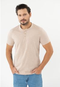 Volcano - T-shirt z stójką TM-LAB. Typ kołnierza: kołnierzyk stójkowy. Kolor: beżowy. Materiał: jeans, materiał, bawełna. Długość rękawa: krótki rękaw. Długość: krótkie. Wzór: gładki, paski. Styl: wakacyjny #1