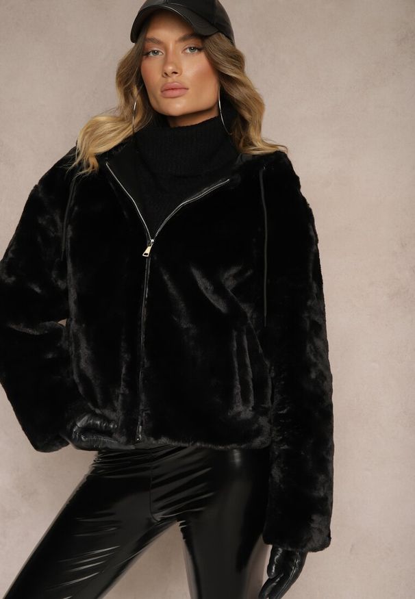 Renee - Czarna Kurtka Futerko z Kapturem Deosta. Okazja: na co dzień. Typ kołnierza: kaptur. Kolor: czarny. Materiał: futro. Sezon: zima, jesień. Styl: casual, elegancki