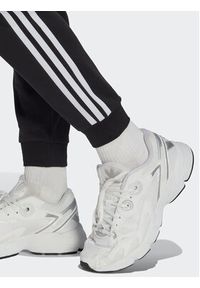 Adidas - adidas Spodnie dresowe Adicolor Classics Slim Cuffed Joggers IB7455 Czarny Slim Fit. Kolor: czarny. Materiał: bawełna #5