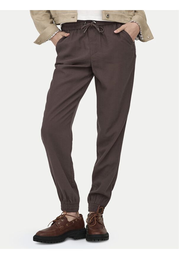 only - ONLY Spodnie dresowe Kelda 15203946 Brązowy Regular Fit. Kolor: brązowy. Materiał: wiskoza