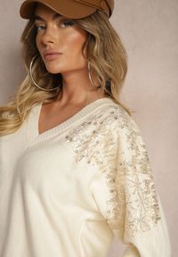 Renee - Jasnobeżowy Sweter o Kroju Nietoperza Ozdobiony Cekinami i Cyrkoniami Nevarraea. Okazja: na co dzień. Kolor: beżowy. Materiał: jeans. Wzór: aplikacja. Styl: klasyczny, elegancki, casual #3