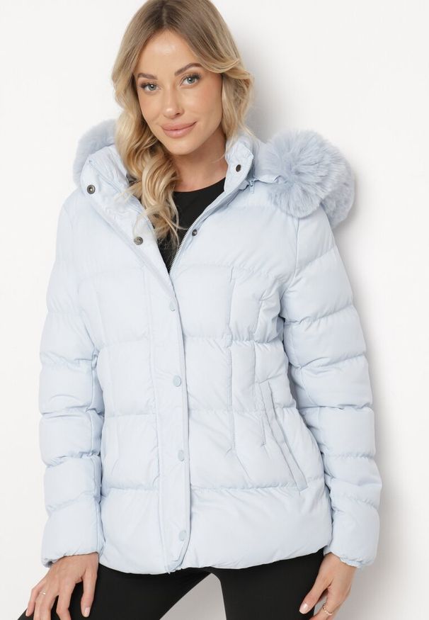 Born2be - Jasnoniebieska Kurtka z Futrem Pikowana z Odpinanym Kapturem Raiona. Okazja: na co dzień, na spacer. Kolekcja: plus size. Kolor: niebieski. Materiał: futro. Styl: elegancki, casual