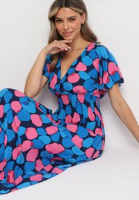 Born2be - Granatowo-Różowa Kopertowa Taliowana Sukienka z Bawełny w Geometryczny Wzór z Gumką w Pasie Enelsea. Kolor: niebieski. Materiał: bawełna. Wzór: geometria. Sezon: lato. Typ sukienki: kopertowe #1