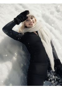 Sinsay - Bluza ocieplana sztucznym futerkiem - czarny. Kolor: czarny. Materiał: futro #1