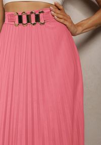 Renee - Różowa Spódnica z Plisami High Waist z Paskiem i Metalową Ozdobą Ellveta. Stan: podwyższony. Kolor: różowy. Materiał: tkanina. Wzór: aplikacja #4