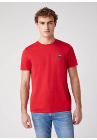 Wrangler - WRANGLER SS SIGN OFF TEE MĘSKI T-SHIRT KOSZULKA NADRUK LOGO SCARLET RED W7C07D3UU 112131608. Wzór: nadruk