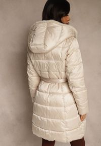 Renee - Beżowa Pikowana Kurtka z Nieodpinanym Kapturem o Długim Kroju z Paskiem Lidassea. Okazja: na co dzień. Kolor: beżowy. Materiał: jeans. Długość: długie. Styl: casual #5