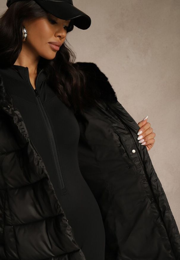 Renee - Czarna Pikowana Kurtka z Nieodpinanym Kapturem o Długim Kroju z Paskiem Lidassea. Okazja: na co dzień. Kolor: czarny. Materiał: jeans. Długość: długie. Styl: casual