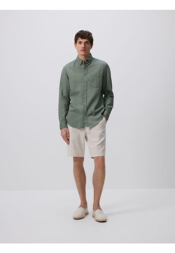 Reserved - Szorty chino regular - beżowy. Kolor: beżowy. Materiał: len, bawełna