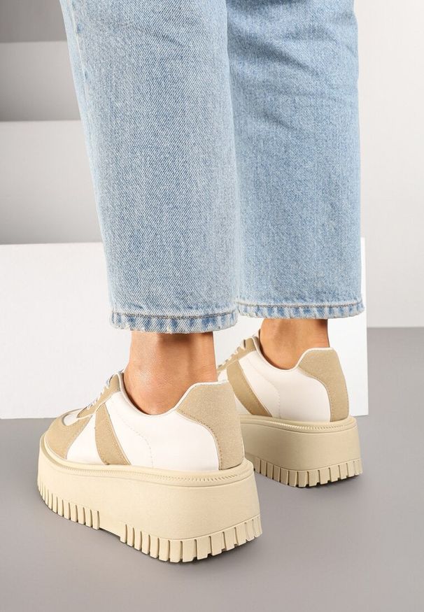 Renee - Ciemnobeżowe Sneakersy Typu Tenisówki na Żłobionej Platformie Lorreia. Kolor: beżowy. Materiał: jeans. Obcas: na platformie