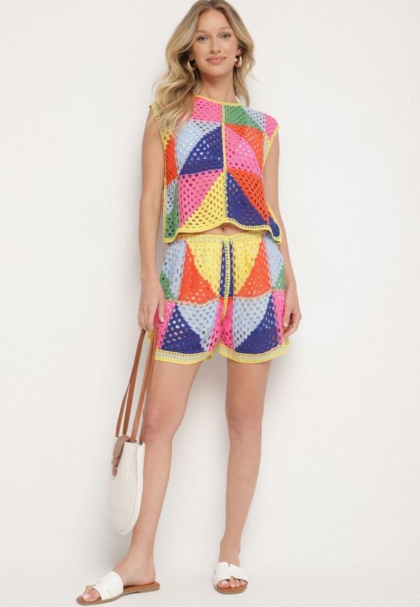 Born2be - Różowo-Żółte Szorty z Bawełną w Geometryczny Ażurowy Wzór Tilenea. Okazja: na co dzień. Kolor: żółty. Materiał: bawełna. Wzór: ażurowy, geometria. Sezon: lato. Styl: elegancki, klasyczny, casual