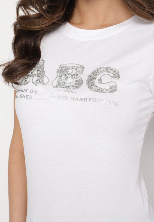 Born2be - Biały T-shirt Bawełniany z Naszywką i Cekinami Olisaria. Okazja: na co dzień. Kolor: biały. Materiał: bawełna. Wzór: aplikacja. Styl: klasyczny, casual