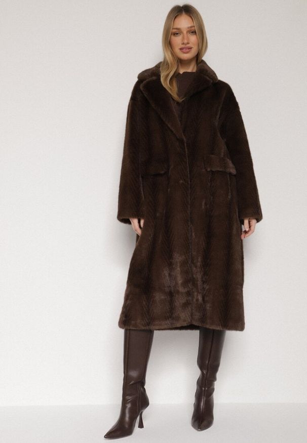 Born2be - Brązowy Płaszcz Futerko o Kroju Oversize z Kieszeniami z Klapami Namys. Okazja: na co dzień, na randkę, na spacer. Kolor: brązowy. Materiał: futro. Styl: casual