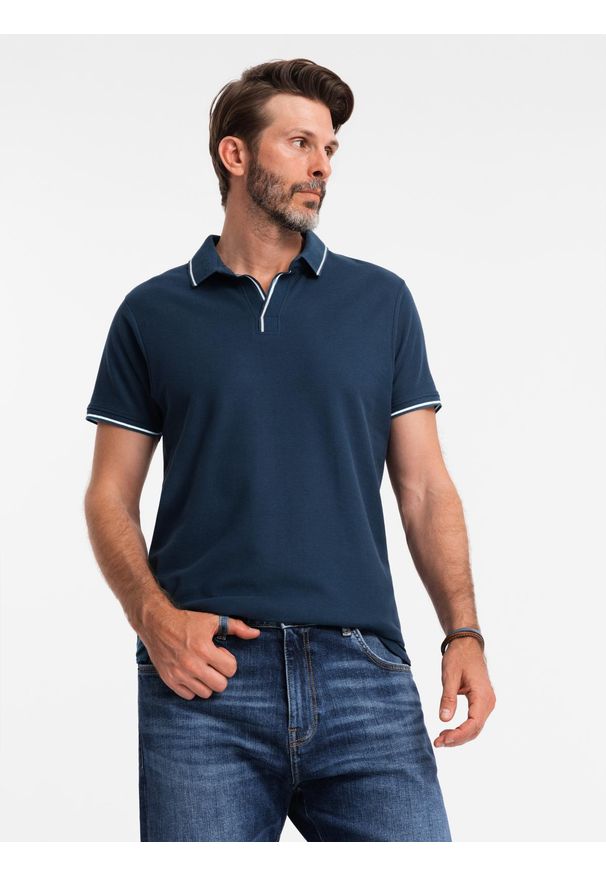Ombre Clothing - Koszulka męska polo z dzianiny pique bez guzików - granatowa V3. Okazja: do pracy, na co dzień. Typ kołnierza: polo. Kolor: niebieski. Materiał: dzianina. Wzór: aplikacja, ze splotem, paski. Styl: klasyczny, sportowy, wizytowy, casual