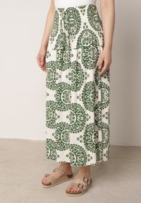 Born2be - Ciemnozielona Rozkloszowana Spódnica z Wiskozy z Wysokim Stanem i Etnicznym Wzorem Ari. Okazja: do pracy, na co dzień, na spacer. Stan: podwyższony. Kolor: zielony. Materiał: wiskoza. Wzór: aplikacja. Sezon: lato. Styl: casual #1